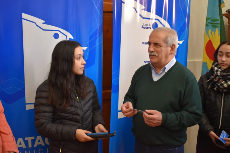 BOLETO ESTUDIANTIL: EL INTENDENTE MARINO ENTREGÓ TARJETAS A ESTUDIANTES TERCIARIOS Y UNIVERSITARIOS