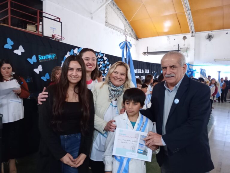 EN SAN BLAS, EL INTENDENTE MARINO PRESIDIÓ EL ACTO POR EL DÍA DE LA BANDERA Y LA EMOTIVA PROMESA DE LOS ESTUDIANTES DE 4° GRADO