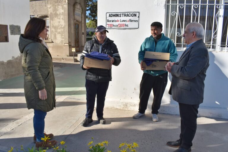 ENTREGA DE INDUMENTARIA A TRABAJADORES MUNICIPALES DE SERVICIOS PÚBLICOS