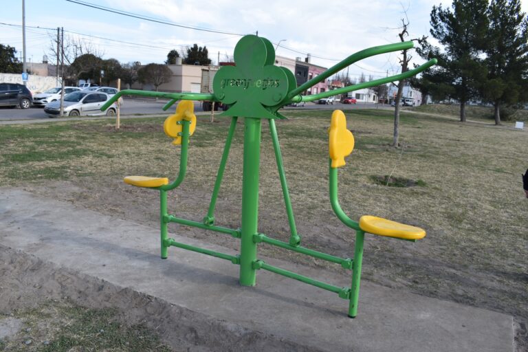 EL INTENDENTE MARINO ACOMPAÑÓ LA INAUGURACIÓN DE UN GIMNASIO AL AIRE LIBRE