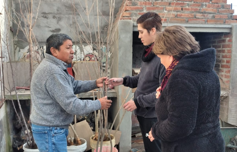 EL VIVERO MUNICIPAL ENTREGÓ ESPECIES ARBÓREAS A LOS VECINOS DEL BARRIO VILLA LYNCH