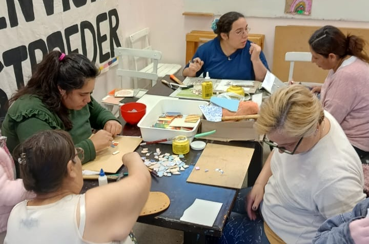 ARTE Y MOSAIQUISISMO EN LA CASA DE LA CULTURA STROEDER