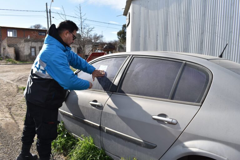 OPERATIVO DE NOTIFICACIÓN POR CARROCERÍA ABANDONADA EN LA VIA PÚBLICA