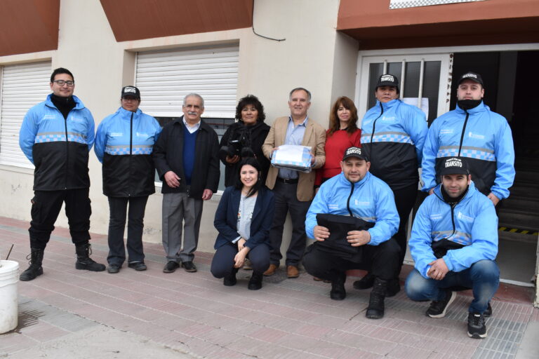 NUEVA ENTREGA DE INDUMENTARIA A TRABAJADORES MUNICIPALES