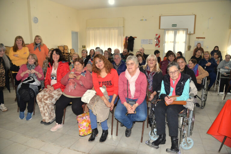 EN STROEDER LOS ADULTOS MAYORES TUVIERON SU ENCUENTRO CON TEATRO, CHOCOLATE CALIENTE Y MUCHA DIVERSIÓN