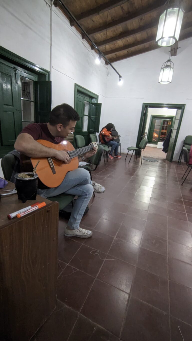 🎶 TALLER DE GUITARRA: UN CLASICO SIEMPRE VIGENTE Y CRECIENTE 🎼