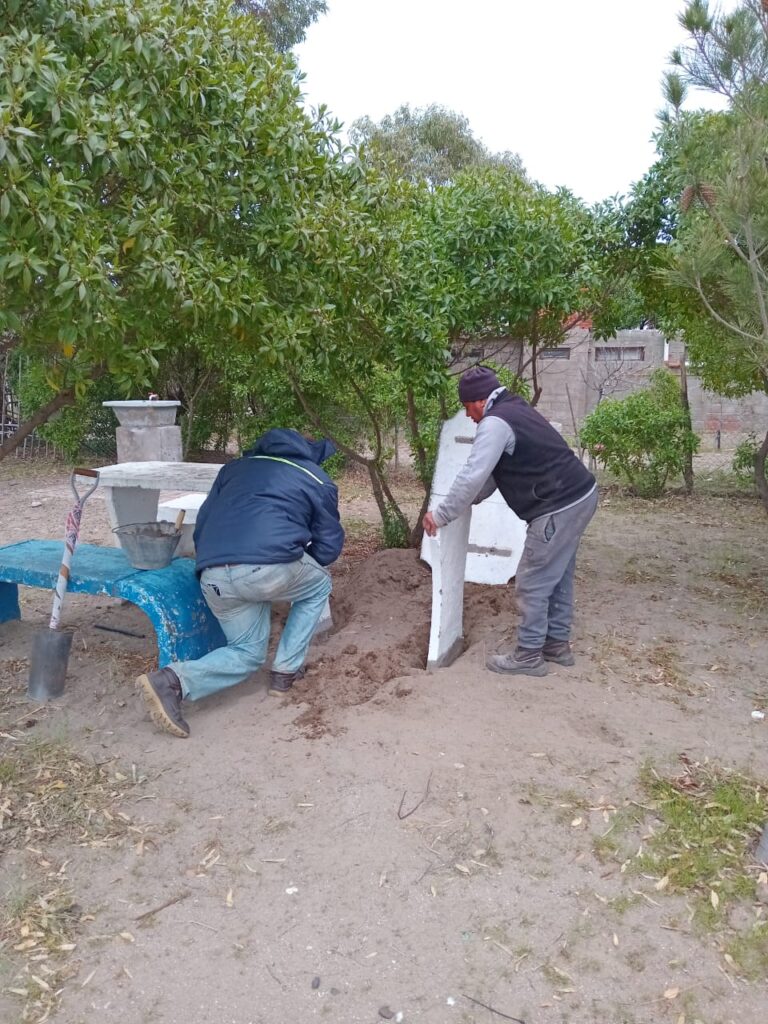 CON NUEVO MOBILIARIO URBANO, LA VILLA 7 DE MARZO SE PREPARA PARA LA TEMPORADA ESTIVAL