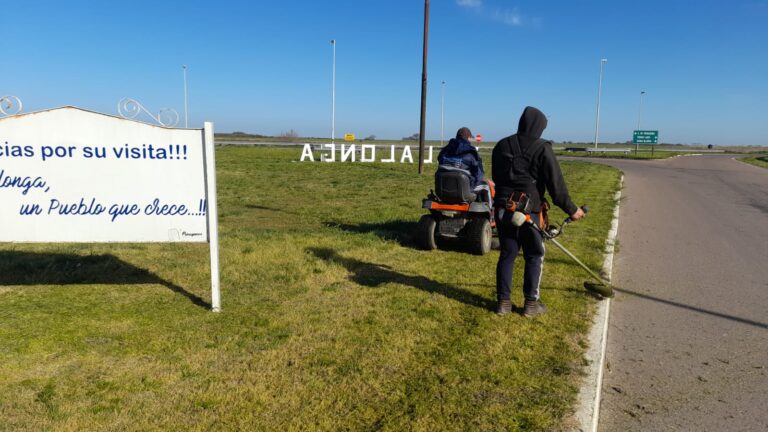 MEJORA CONTINUA EN VILLALONGA: MANTENIMIENTO Y DESMALEZAMIENTO EN EL INGRESO