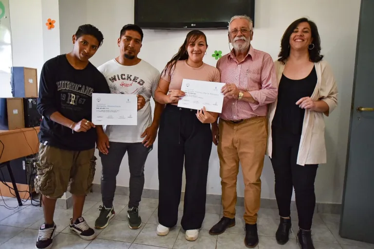 ENTREGA DE CERTIFICADOS EN EL PUNTO DIGITAL DEL BARRIO VILLA RITA