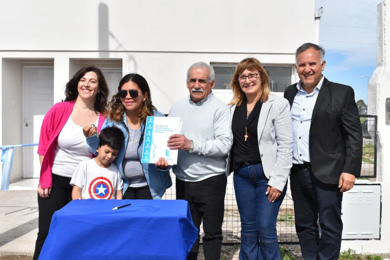 EL INTENDENTE MARINO ENCABEZÓ UNA NUEVA ENTREGA DE VIVIENDAS EN CARMEN DE PATAGONES