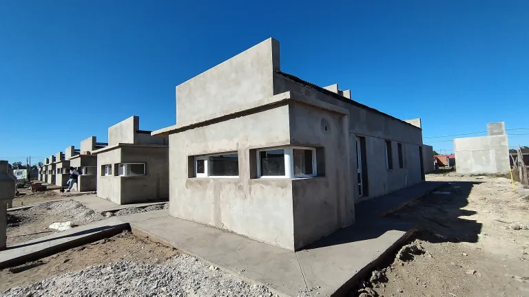 EL GOBERNADOR KICILLOF CONFIRMÓ A MARINO LA REACTIVACIÓN DE LAS 26 VIVIENDAS