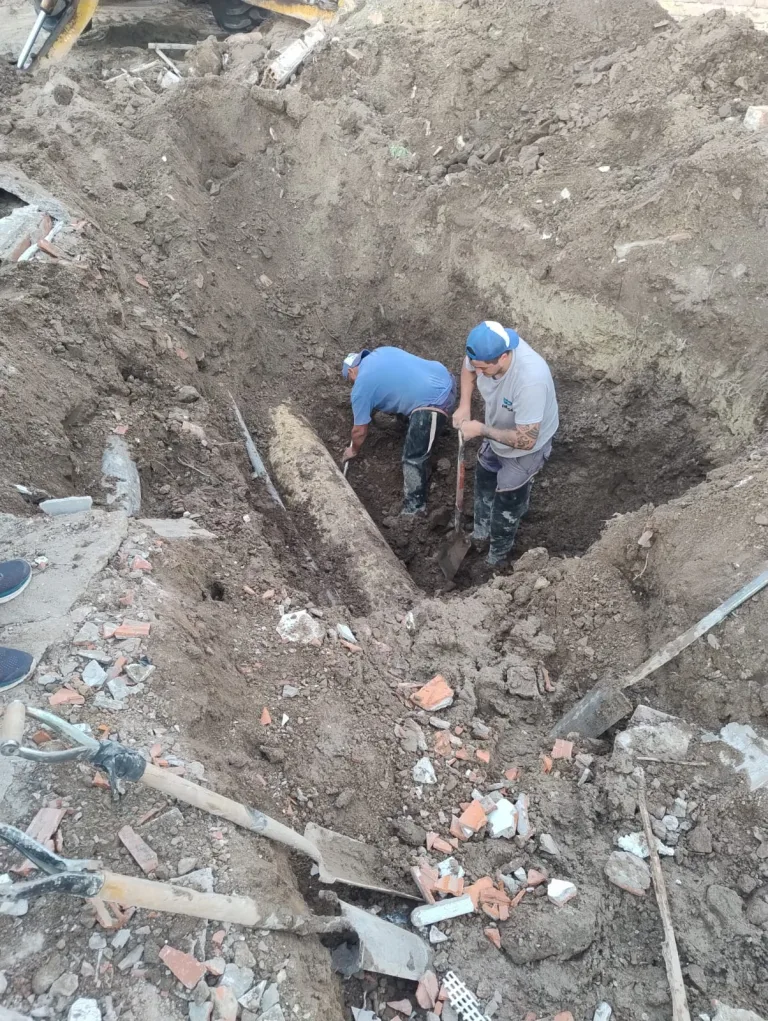 SE TRABAJA EN LA REPARACIÓN DEL CAÑO DE AGUA QUE ABASTECE A LA PLANTA POTABILIZADORA EN PATAGONES