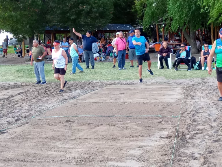 LOS PARTICIPANTES DE LA COLONIA PARA ADULTOS TUVIERON SU ENCUENTRO DE TEJO