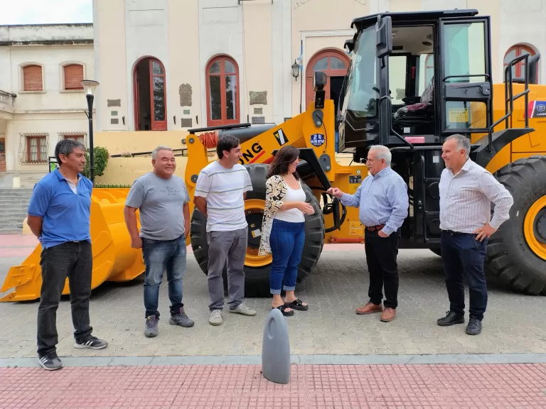 Hoy, el Intendente Municipal, Ricardo Marino, entregó la primera maquinaria para el mantenimiento de los caminos del Distrito: una cargadora frontal.