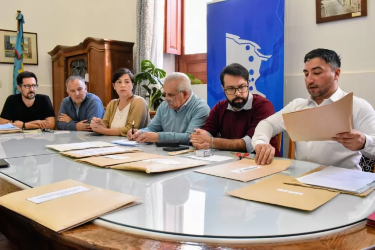 APERTURA DE SOBRES DE LA LICITACIÓN PÚBLICA N° 06/2025 PARA LA ESCUELA SECUNDARIA N° 7 DE STROEDER