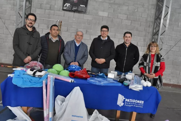 El Intendente Marino y el Subsecretario de Deportes de la provincia entregaron kits deportivos