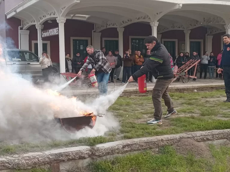 👩🚒CAPACITACIÓN A ESTUDIANTES: DEFENSA CIVIL COLABORÓ CON LOS BOMBEROS DE PATAGONES👩🚒