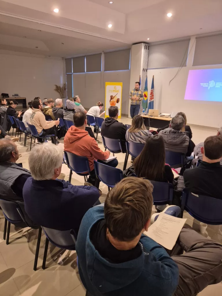JORNADA SOBRE SALAS PARA EXTRACCIÓN Y FRACCIONADO DE MIEL