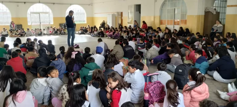 CHARLA SOBRE LUIS PIEDRA BUENA EN LA ESCUELA PRIMARIA 8