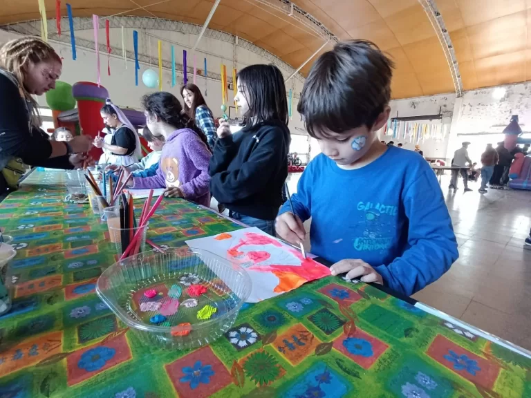 Con juegos, premios y en familia, Bahía San Blas celebró el Día de las Infancias