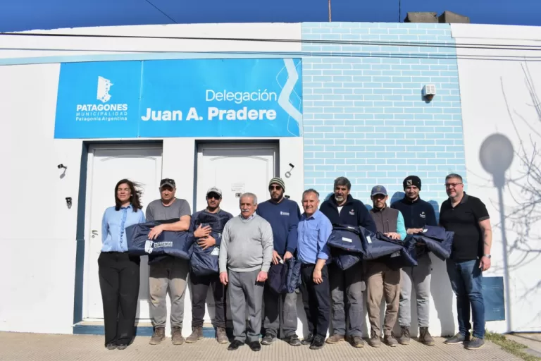 JUAN A. PRADERE: ENTREGA DE INDUMENTARIA A EMPLEADOS MUNICIPALES