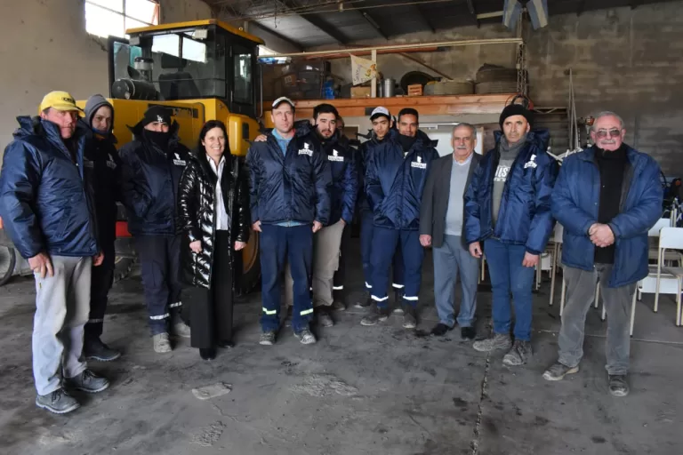 El Intendente Marino entregó indumentaria a trabajadores de Stroeder