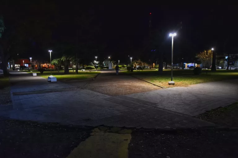 NUEVAS LUMINARIAS EN LA PLAZA VILLARINO