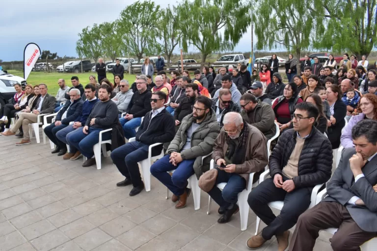 El CEPT N°23 recibió un minibús para fortalecer la educación rural