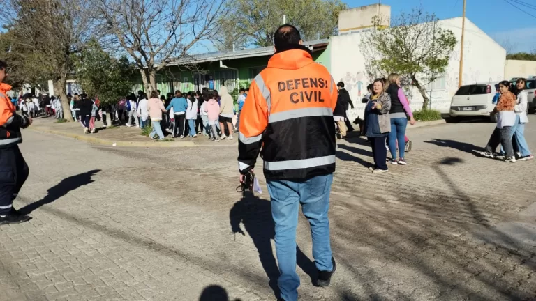 Simulacro de evacuación en la Escuela Primaria N° 14 de Carmen de Patagones