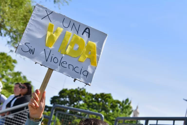 Un símbolo para reflexionar: Se inauguró el Banco Blanco en el día de la Prevención del Abuso Sexual contra Niñas y Niños