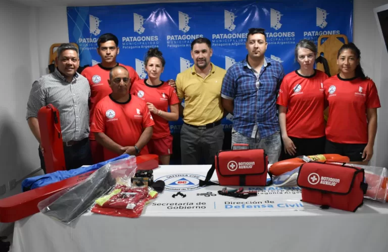 Entrega de indumentaria y accesorios al cuerpo de Guardavidas de Patagones