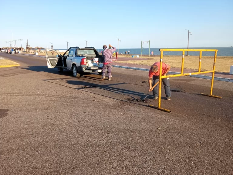Trabajos de bacheo en la costanera de Bahía San Blas