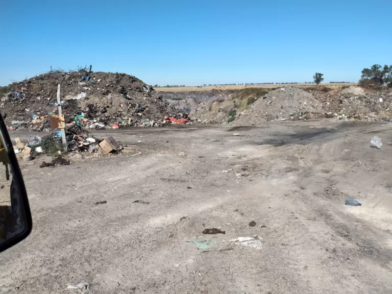 Limpieza en el acceso al basural de Stroeder