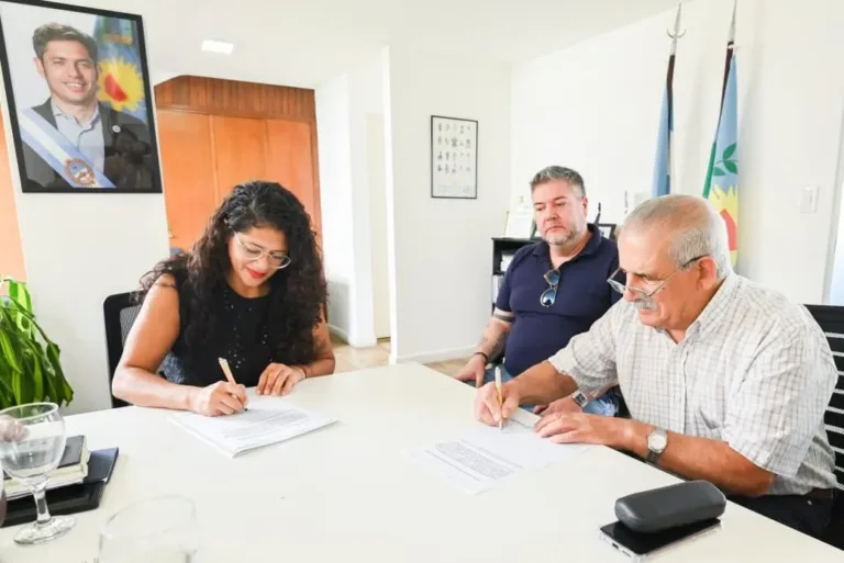 Firma de convenio para la red de gas en Colonia Ferroviaria