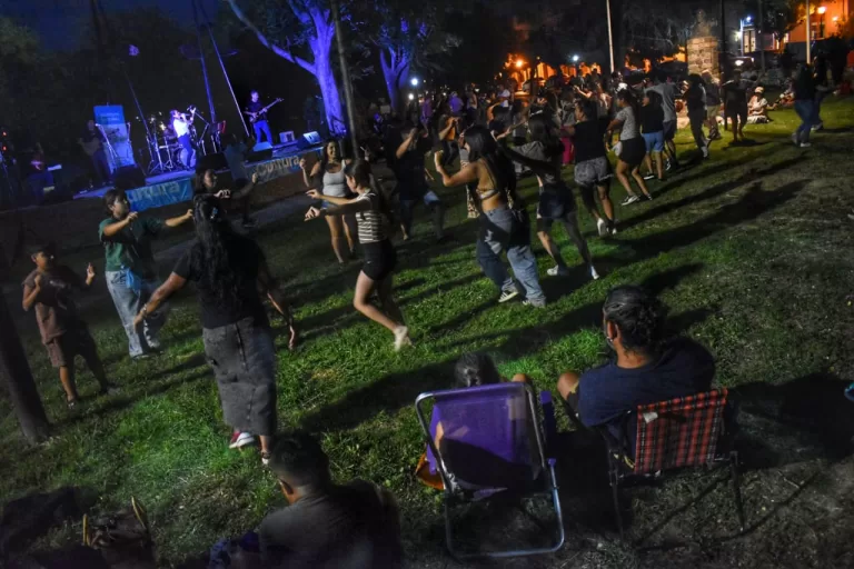 NOCHE DE FOLKLORE EN EL PARQUE PIEDRA BUENA
