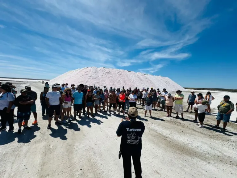 Exitosa caravana turística vehicular con un centenar de visitantes en Salina de Piedras