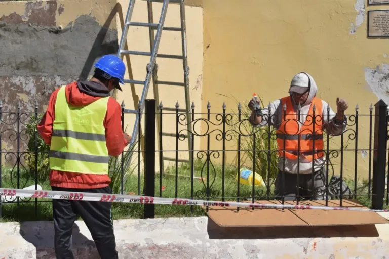 Inician trabajos de refacción y pintura en la fachada del Palacio Municipal