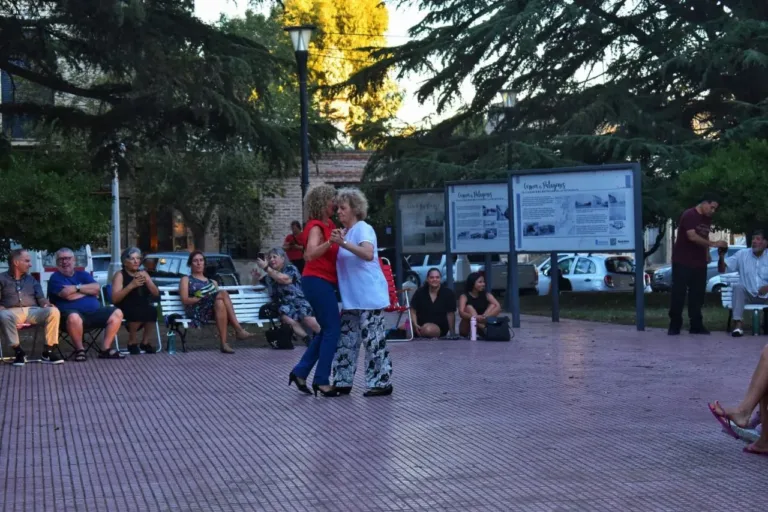 Práctica de tango en la pérgola de la Plaza 7 de Marzo reunió a la comunidad