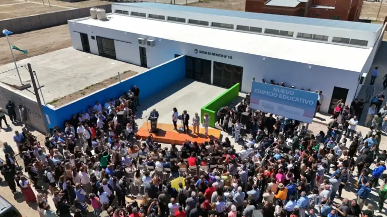El gobernador Axel Kicillof visitó Patagones e inauguró junto a Marino el nuevo edificio del Jardín de Infantes N.º 910