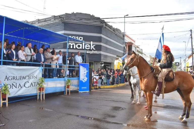 Multitud acompaña desfile cívico-militar en homenaje a la Gesta del 7 de Marzo