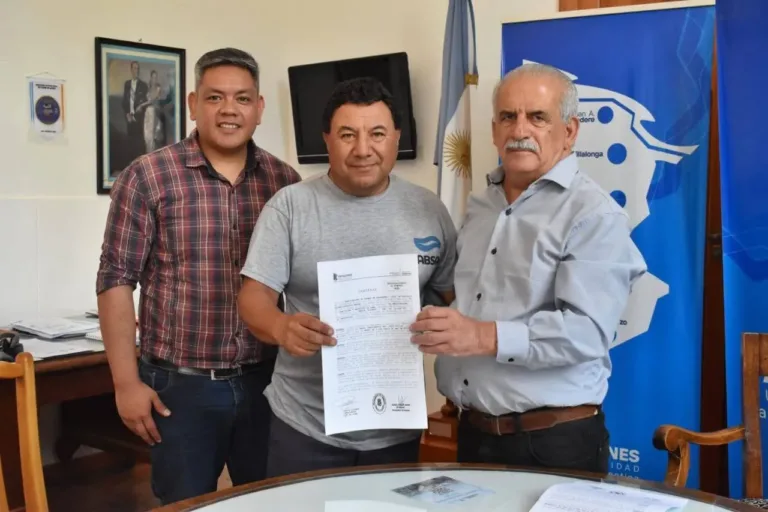 Municipio firma convenio y entrega aporte económico al Club Social y Deportivo La Loma