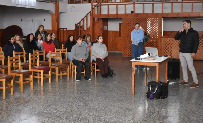 Conectar-Nos en Línea: Taller sobre uso responsable de redes sociales y prevención en entornos digitales