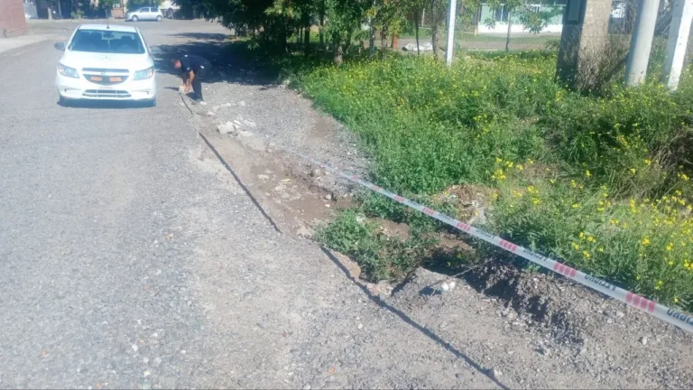 Señalización por socavón en intersección de Iris de Roa y Juan Domingo Perón