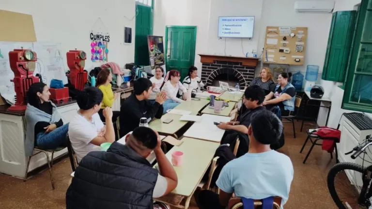 Taller sobre Consumos Problemáticos y Violencia de Género en el CFP N° 401