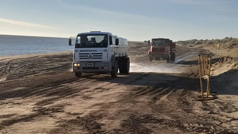 Trabajos de mantenimiento en Bahía San Blas para mejorar la transitabilidad en playas