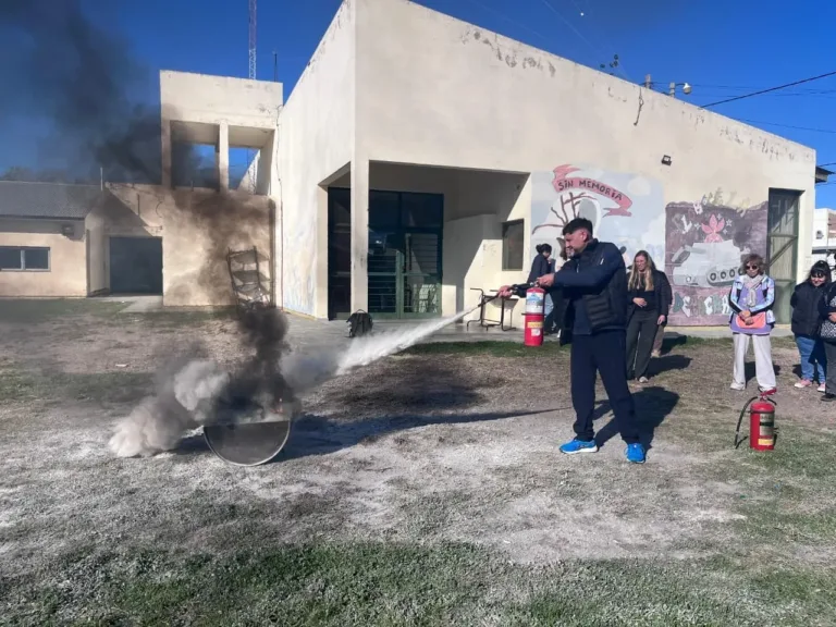 Capacitación en uso de extintores en la Escuela Secundaria Nº 203