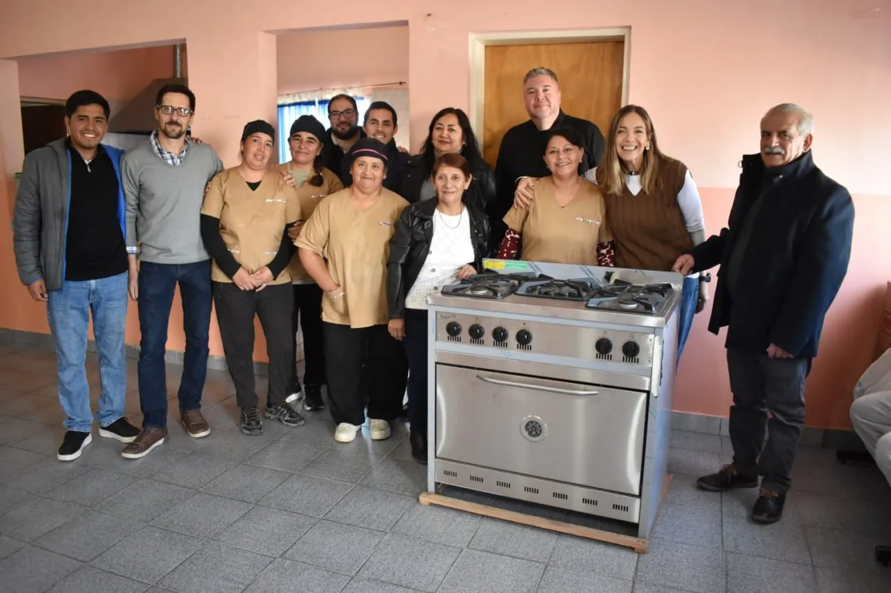 El Intendente Marino entregó una cocina industrial al Comedor Municipal “El Lorito”