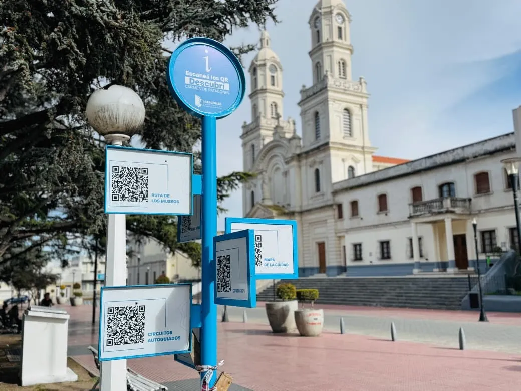 Instalan nuevos tótems interactivos con códigos QR en Carmen de Patagones y Bahía San Blas