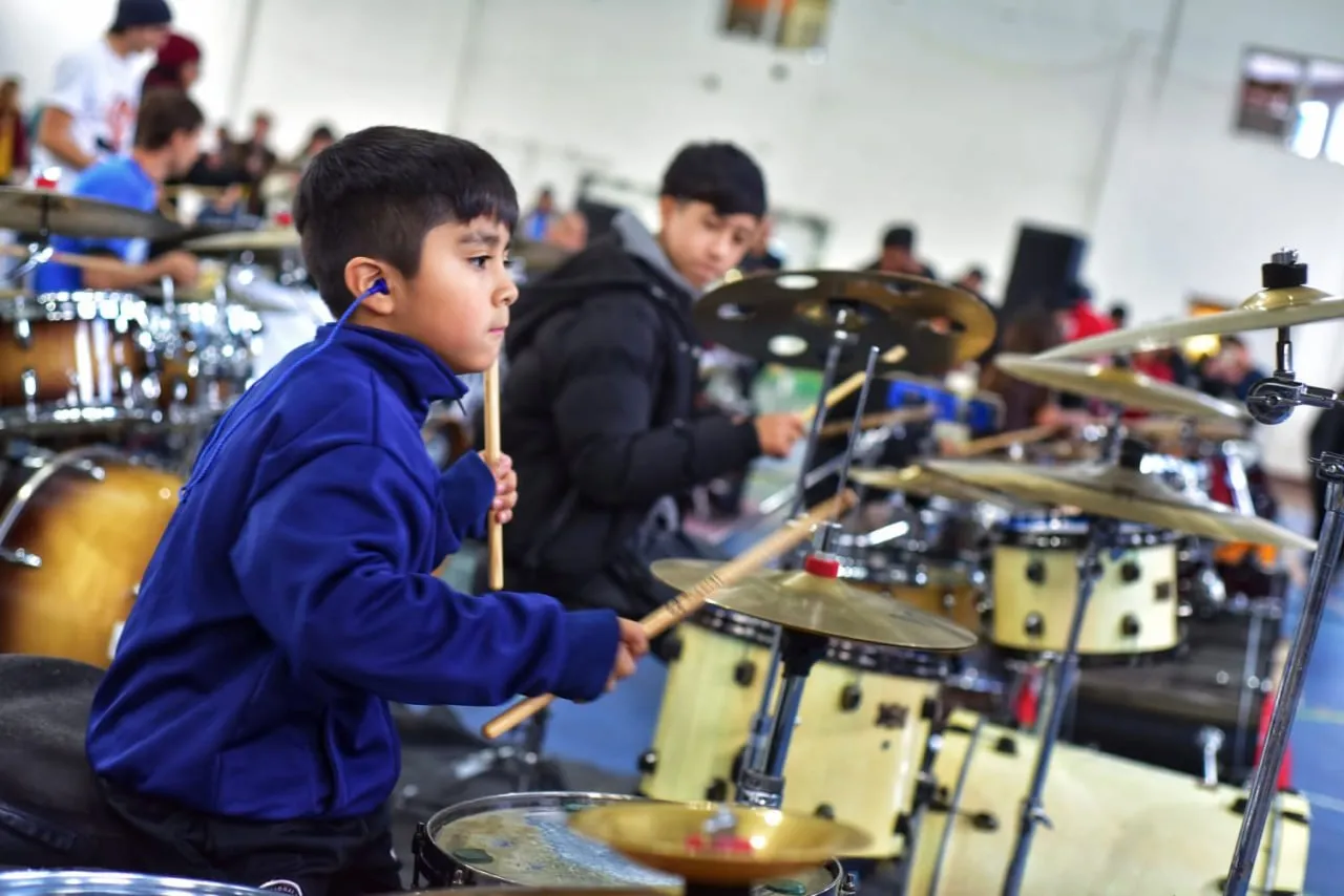 “Que suenen los tambores”: ritmo, familias y buena convocatoria en el Polideportivo