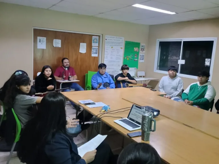 Taller sobre violencia entre pares y redes sociales en el Programa Envión